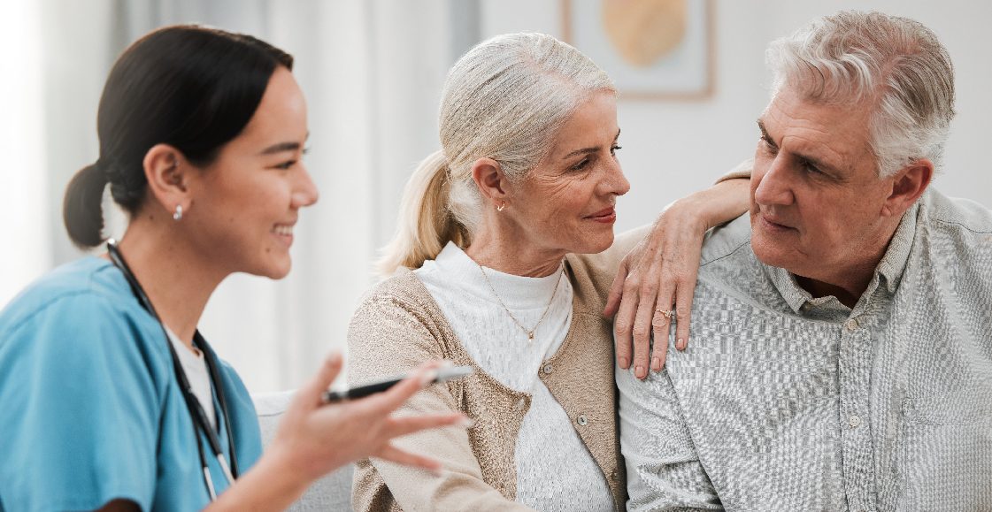 Verpleegkundige van Thuiszorg Forever Care in gesprek met een ouder echtpaar thuis