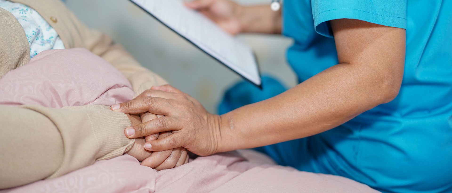 Verzorgende helpt een cliënt met de persoonlijke verzorging thuis