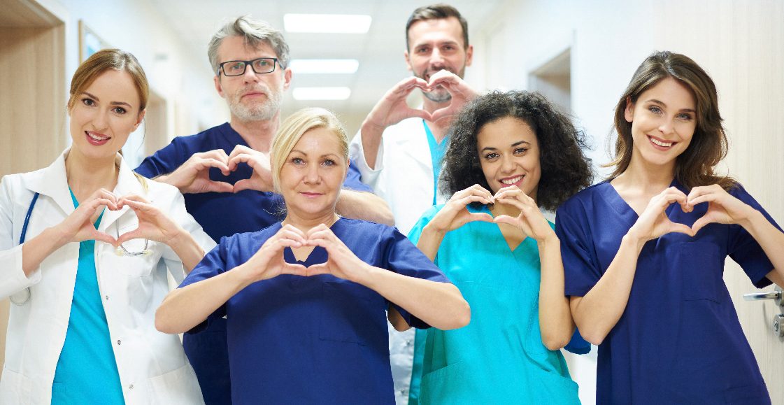 Het team van Thuiszorg Forever Care maakt een hartje met de handen
